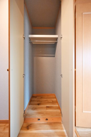 尼崎市琴浦町中古戸建｜4LDK+並列駐車2台可の収納|2階廊下部分に収納庫が設けられています。