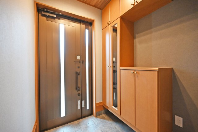 尼崎市琴浦町中古戸建｜4LDK+並列駐車2台可の玄関|1階玄関をホール側から撮影した内観写真です。 シンプルな玄関扉にシューズボックスを配置したオーソドックスな玄関です。