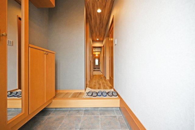 尼崎市琴浦町中古戸建｜4LDK+並列駐車2台可の玄関|1階玄関入ってすぐの内観写真です。 上部まで収納があるシューズBOX付き。 毎日使う玄関回りも常に片付いた状態を維持できそうです。