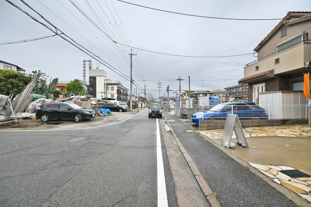尼崎市琴浦町中古戸建｜4LDK+並列駐車2台可の前面道路含む現地写真|前面道路は西側に約7.5ｍ幅です。