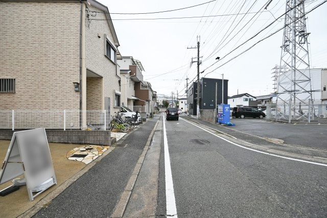 尼崎市琴浦町中古戸建｜4LDK+並列駐車2台可の前面道路含む現地写真|前面道路は西側に約7.5ｍ幅です。