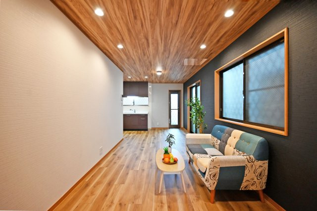 尼崎市琴浦町中古戸建｜4LDK+並列駐車2台可の居間・リビング|ダウンライトが贅沢に配置されたラグジュアリーな仕様。 いつまでも愛着を持って住み続ける事ができるように、デザインや細部の素材にもこだわった洗練されたリフォーム内容が魅力です。