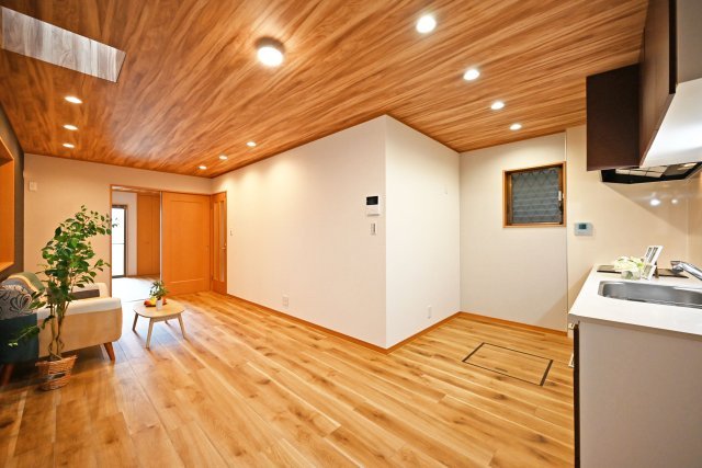 尼崎市琴浦町中古戸建｜4LDK+並列駐車2台可の居間・リビング|1階LDKをキッチン側から撮影した内観写真です。 アクセントクロスやダウンライトを配置するなどデザイン性の高いリフォームに終始しています。