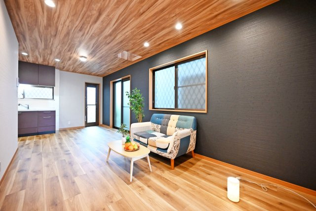 尼崎市琴浦町中古戸建｜4LDK+並列駐車2台可の居間・リビング|インテリア配置に困らない間取り設計に加え、お子様のいる世帯に必要な部屋数を備えた物件です。ダウンライトやアクセントクロスを採用し、魅力満載の住空間に仕上がりました。