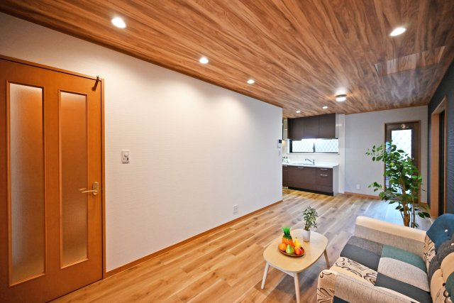 尼崎市琴浦町中古戸建｜4LDK+並列駐車2台可の居間・リビング|ご家族みんなで寛げるLDKの空間。 リフォームの際にクロス・フローリング張替済の為、室内大変美麗です。 ぜひ一度、ご内覧ください。