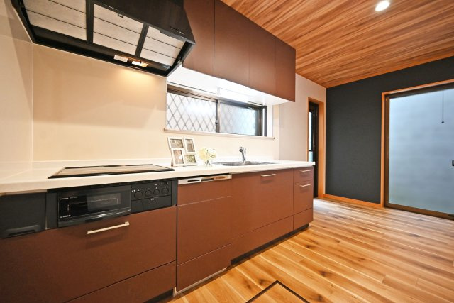 尼崎市琴浦町中古戸建｜4LDK+並列駐車2台可のキッチン|収納豊富×機能性充実の食洗器付システムキッチン◎ ３口コンロとグリル付きで、お料理の幅が広がる嬉しいキッチンです！IHコンロでお掃除がらくらく！