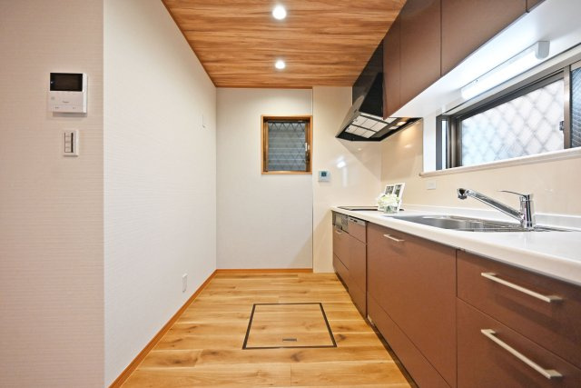 尼崎市琴浦町中古戸建｜4LDK+並列駐車2台可のキッチン|1階キッチンの内観写真です。キッチンに小窓が設けており、調理で煙だらけになってもすぐに換気できます。