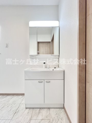 【独立洗面台】 | 駿東郡清水町伏見 新築一戸建て C号棟 | 独立洗面台で身支度をすべて済ませてしまいましょう