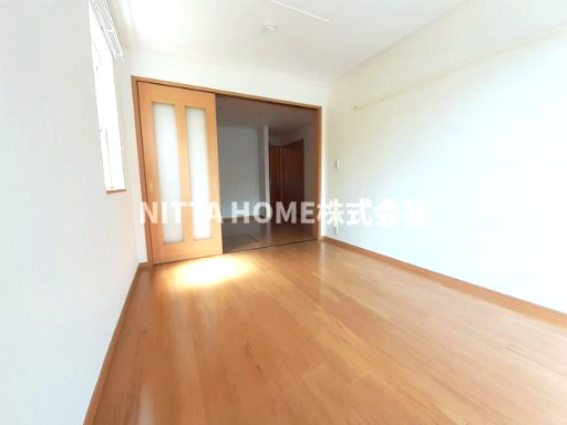 リッツハウス　ヴィラの居間・リビング|６帖の洋室に奥は６．６帖のダイニングキッチンです◎