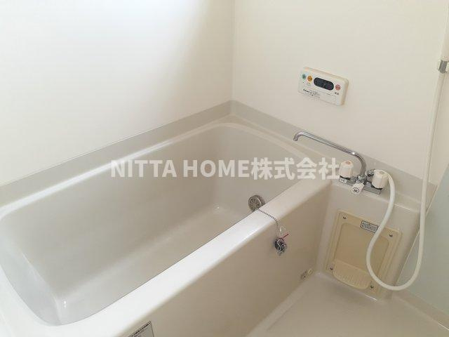 リッツハウス　ヴィラの浴室|小窓がついている浴室です◎