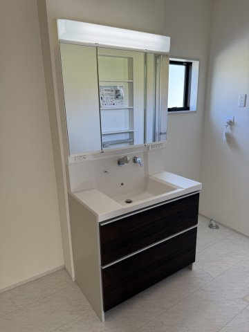 リーブルガーデンＳ渋川半田第３　１号棟の独立洗面台|シャワー水栓付き洗面台で朝の身支度もバッチリです！
洗面台には収納スペースもあり洗面室もすっきり片付きますよ！