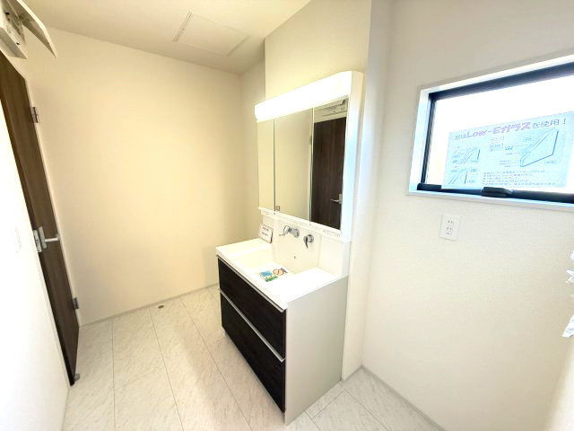 リーブルガーデンＳ渋川半田第３　１号棟の独立洗面台|シャワー水栓付き洗面台で朝の身支度もバッチリです！
洗面台には収納スペースもあり洗面室もすっきり片付きますよ！