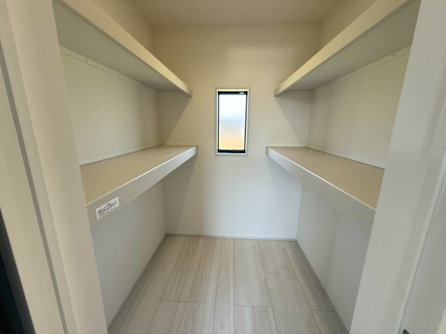 リーブルガーデンＳ渋川半田第３　１号棟の収納|２階洋室３収納です。
季節物もすっきり片付くウォークインクローゼットです。棚付きで使い勝手が良いですよ！