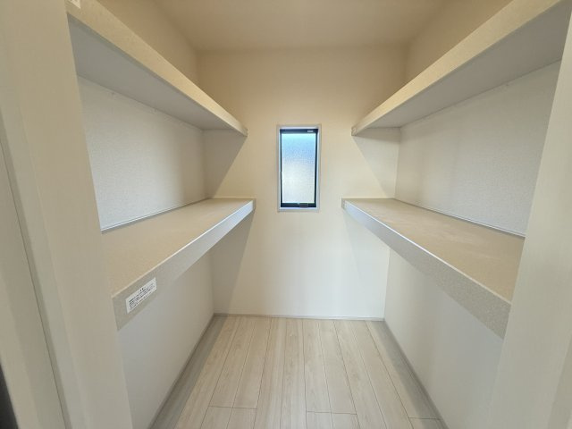 リーブルガーデンＳ渋川半田第３　１号棟の収納|２階洋室３収納です。
季節物もすっきり片付くウォークインクローゼットです。棚付きで使い勝手が良いですよ！