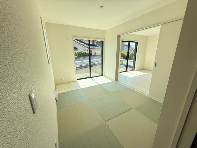 リーブルガーデンＳ渋川半田第３　１号棟の和室|落ち着いた6帖の和室付きです！十分な広さなので客間としてもご利用できます！