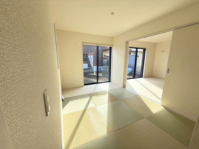 リーブルガーデンＳ渋川半田第３　１号棟の和室|落ち着いた6帖の和室付きです！十分な広さなので客間としてもご利用できます！