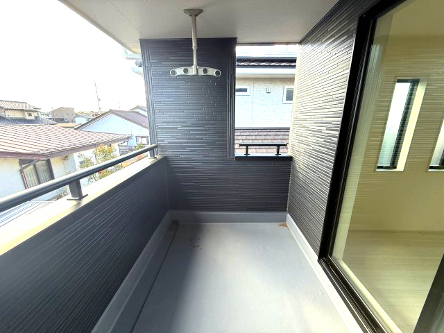 リーブルガーデンＳ渋川半田第３　１号棟のバルコニー|インナーバルコニーです。
急な雨でも洗濯物が濡れませんよ！