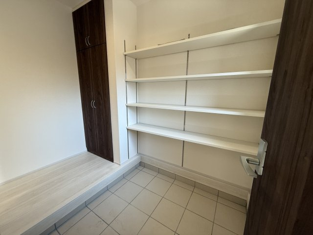 リーブルガーデンＳ渋川半田第３　１号棟の玄関|玄関がすっきり片付くシューズインクローク完備！
趣味の道具の収納にお役立ち！可動棚付きなので使い勝手がよいですよ！