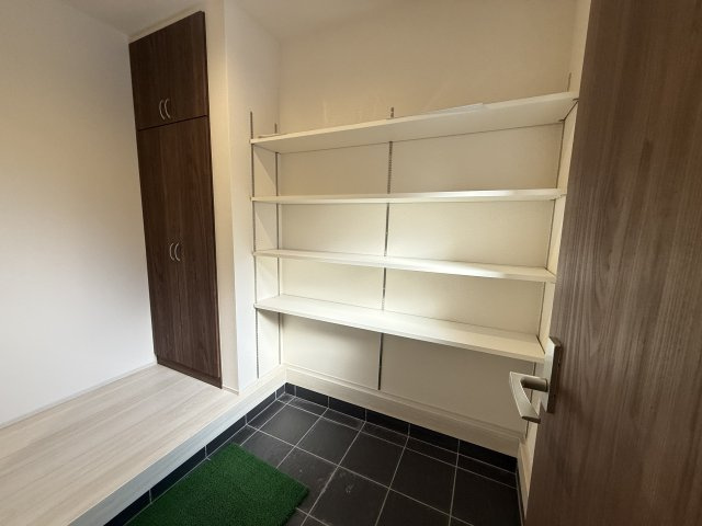 リーブルガーデンＳ渋川半田第３　１号棟の玄関|玄関がすっきり片付くシューズインクローク完備！
趣味の道具の収納にお役立ち！可動棚付きなので使い勝手がよいですよ！