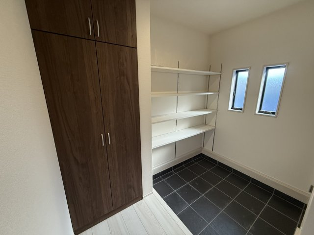 リーブルガーデンＳ渋川半田第３　１号棟の玄関|第二玄関としても利用できるシューズインクローゼットです。