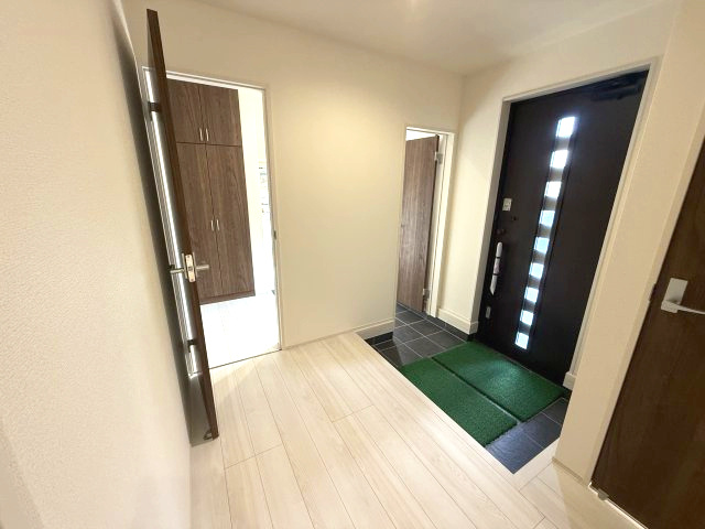 リーブルガーデンＳ渋川半田第３　１号棟の玄関|ゆったりとした玄関です。