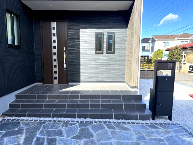 リーブルガーデンＳ渋川半田第３　１号棟の玄関|玄関ポーチもお洒落な仕上がりになっています。