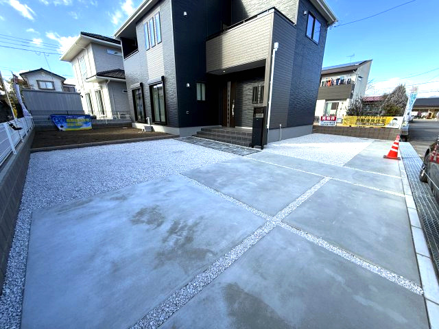 リーブルガーデンＳ渋川半田第３　１号棟の駐車場|駐車スペースも広々しています。