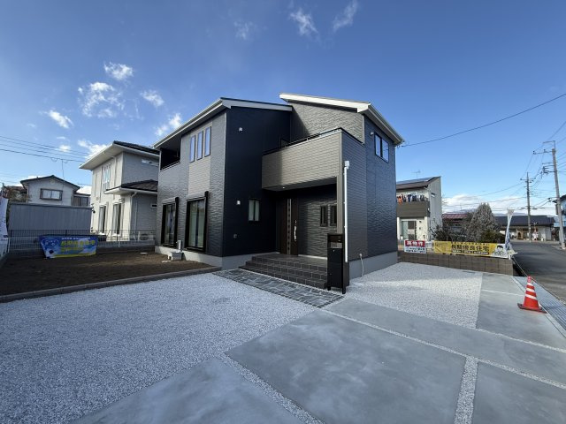 リーブルガーデンＳ渋川半田第３　１号棟の駐車場|駐車場もキレイに整備されています。３台以上駐車可能です。並列駐車なので車の出し入れもしやすいですよ！