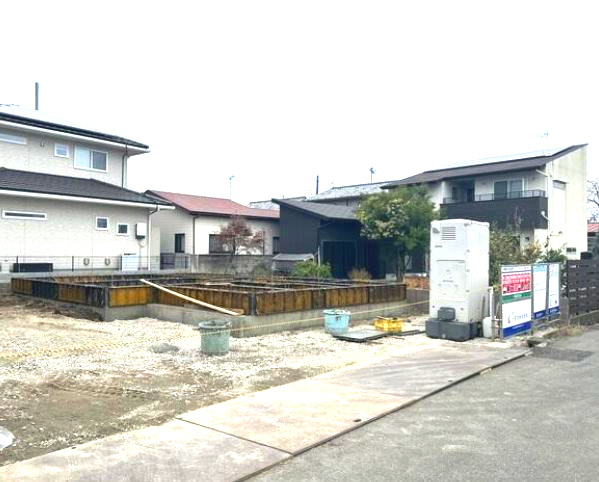 リーブルガーデンＳ渋川半田第３　１号棟の前面道路含む現地写真|前面道路も広く、車の出し入れもしやすいですよ！