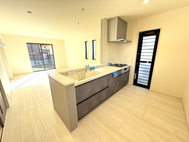 リーブルガーデンＳ渋川半田第３　１号棟のキッチン|人気のカウンターキッチン採用です☆便利な勝手口つきです！
コンロも３口ご用意しています！調理スペースも広くストレスなくお料理できます。
浄水器つきなので美味しいお水も飲めますよ♪