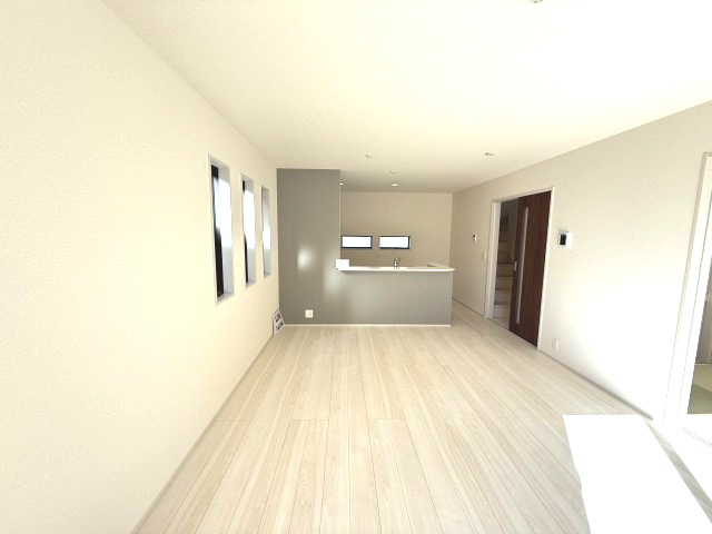 リーブルガーデンＳ渋川半田第３　１号棟の居間・リビング|陽当たり良好な16帖リビングです☆
人気の対面式キッチンを配した空間はお好みの家具も合わせやすく、家族がくつろぐ快適な空間造りをサポート。窓からは明るい陽光が差し込みます。