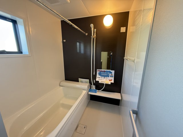 リーブルガーデンＳ渋川半田第３　１号棟の浴室|１坪タイプのフルオートバスです！
足を延ばして入れる広さなので一日の疲れも癒されますよ♪
室内物干しや浴室乾燥機もあるのでお天気の悪い日にはランドリースペースとしてもご利用できます！