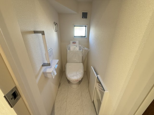 リーブルガーデンＳ渋川半田第３　１号棟のトイレ|1階トイレです。清潔感のある白を基調としています。
温水洗浄・便座暖房機能の付いた快適なトイレです☆