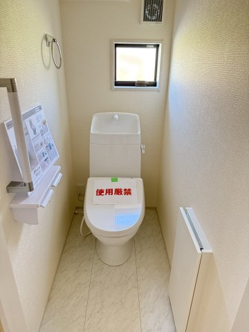 リーブルガーデンＳ渋川半田第３　１号棟のトイレ|1階トイレです。清潔感のある白を基調としています。
温水洗浄・便座暖房機能の付いた快適なトイレです☆