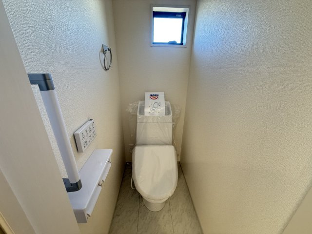リーブルガーデンＳ渋川半田第３　１号棟のトイレ|2階トイレです。清潔感のある白を基調としています。