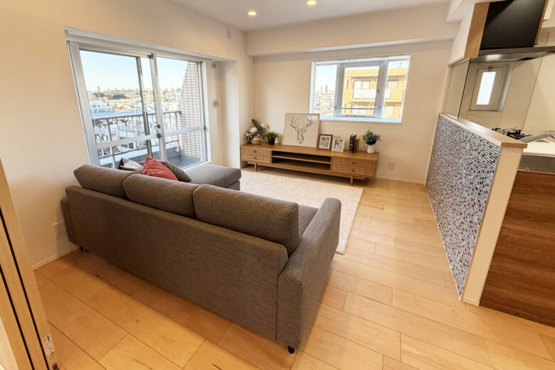 グランドメゾン上石神井の居間・リビング|2面採光、12.1帖のLDK 対面式キッチンでご家族との会話を楽しみながらの家事も可能です