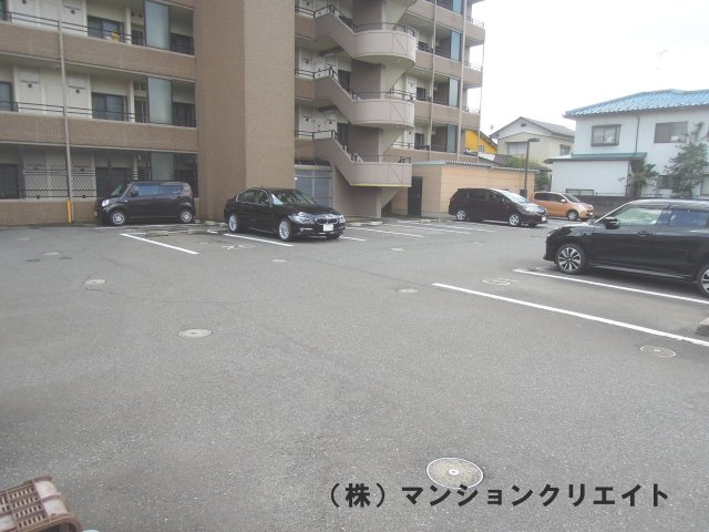 グランドール福井二の宮の駐車場