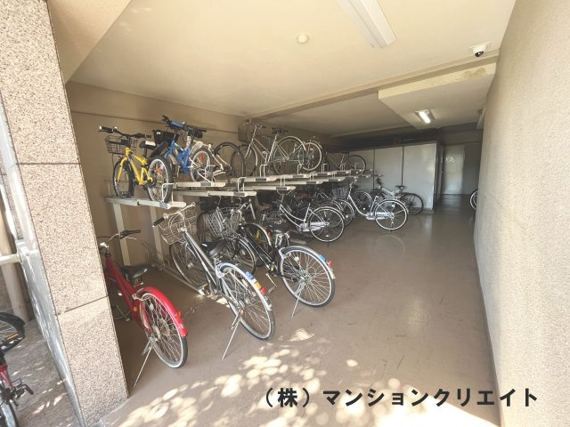 グランドール福井二の宮の駐輪場