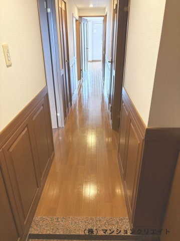 グランドール福井二の宮の玄関|玄関から見たリビング方面