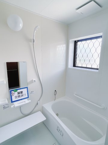 【中古戸建】前橋市亀里町の浴室|1日の疲れを癒せるお風呂♪足がのばせるほど広いお風呂にはエコベンチも搭載！小さいお子様を座らせれば一緒にお風呂へ入っても安心。浴室暖房乾燥機付きなので洗濯物も乾かせます。
