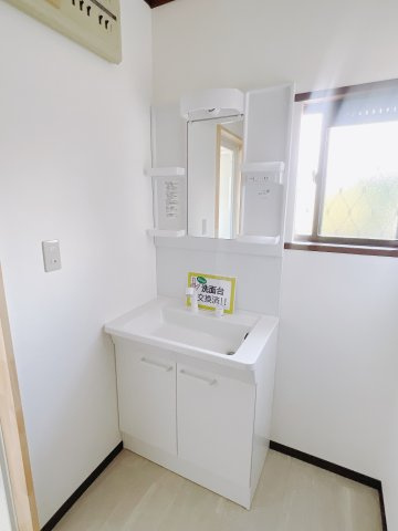 【中古戸建】前橋市亀里町の独立洗面台|通常より広いタイプの洗面所になっています。のびのびと使える洗面所には寒い冬にストーブをおいても邪魔になりません♪
