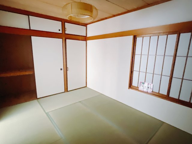 【中古戸建】前橋市亀里町の和室|和室でしか味わえない畳ならではの香りや素材で和のやすらぎを感じてください♪畳にはリラックス効果があるといわれています。のんびりするならやっぱり和室が一番ですね♪