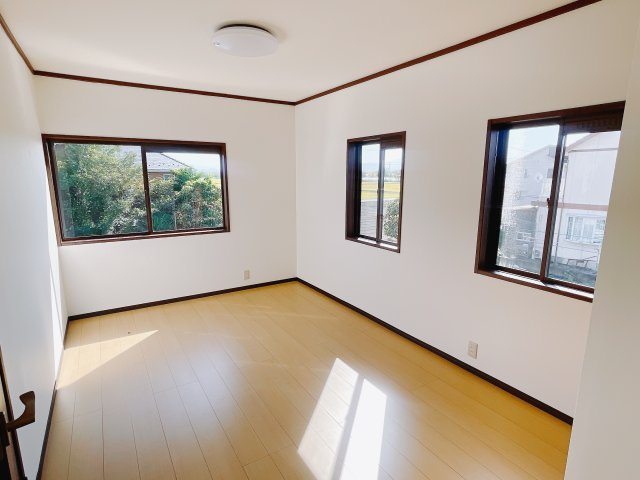 【中古戸建】前橋市亀里町の洋室|「今日も一日お疲れ様」とご夫婦でゆったりくつろげる寝室。毎日の家事やお仕事に疲れた日はフカフカのベットで癒されてください。テレビや本棚をおいても快適な広さなのが自慢のお部屋です♪