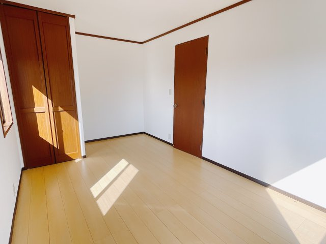 【中古戸建】前橋市亀里町の洋室|広い寝室ならインテリアも自由自在にお楽しみいただけます♪お外から帰ってきた後は寝室でゆっくり自分の時間をお過ごしください。