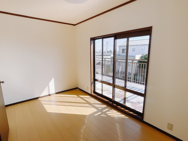 【中古戸建】前橋市亀里町の洋室|ダブルベッドを置いても充分な広さを2Ｆのお部屋に設けております。お子様と家族みんなで寝るのも夢じゃありません♪窓からは光が差し込むので日中でも明るいお部屋です。