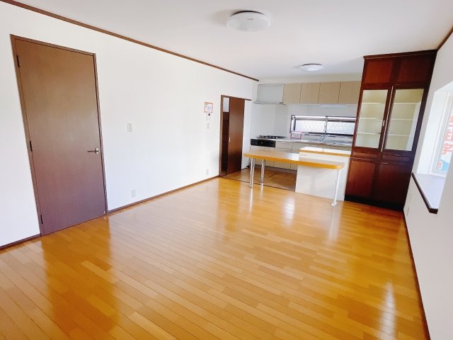 【中古戸建】前橋市亀里町の居間・リビング|これから長く住むお家のリビングには毎日気持ちのいい日差しが差し込みます。ポカポカ日向ぼっこをしながらお昼寝をするのもいいですね♪明るいリビングに気分も晴れやかに♪