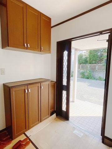 【中古戸建】前橋市亀里町の玄関|毎日の「いってらっしゃい」や「お帰りなさい」を大切なご家族と過ごす玄関は〈使いやすさ〉を追求しております。玄関横の物入は急な来客時でもさっとお片付けできるスペースを確保しています。