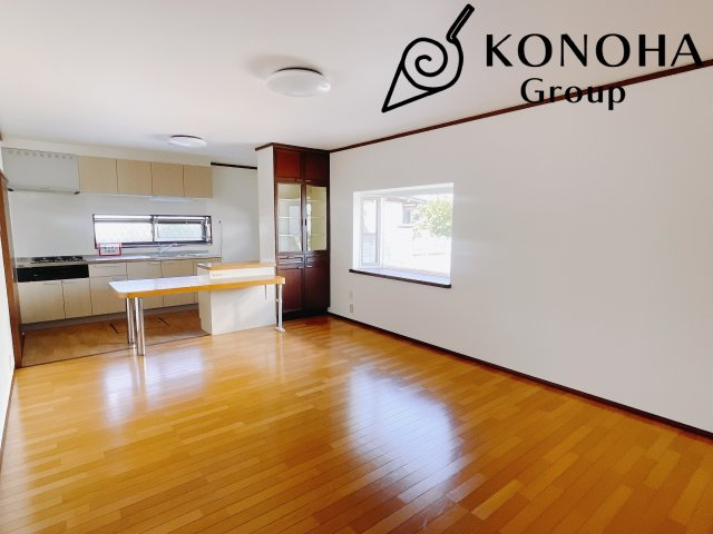 【中古戸建】前橋市亀里町の居間・リビング|これから長く住むお家のリビングには毎日気持ちのいい日差しが差し込みます。ポカポカ日向ぼっこをしながらお昼寝をするのもいいですね♪明るいリビングに気分も晴れやかに♪