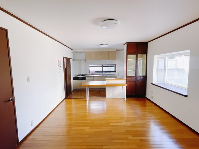 【中古戸建】前橋市亀里町の居間・リビング|これから長く住むお家のリビングには毎日気持ちのいい日差しが差し込みます。ポカポカ日向ぼっこをしながらお昼寝をするのもいいですね♪明るいリビングに気分も晴れやかに♪