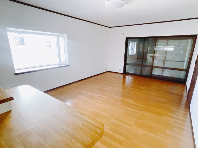 【中古戸建】前橋市亀里町の居間・リビング|これから長く住むお家のリビングには毎日気持ちのいい日差しが差し込みます。ポカポカ日向ぼっこをしながらお昼寝をするのもいいですね♪明るいリビングに気分も晴れやかに♪